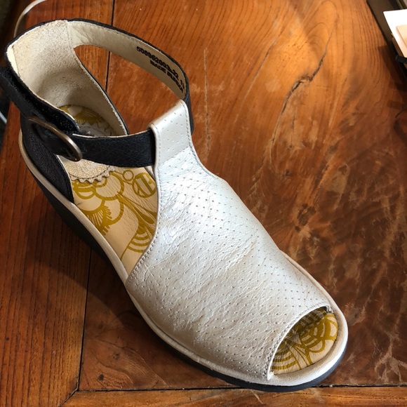 NWT Fly London Yall Wedge - Picture 2 of 2